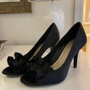Tahari ’Sloan’ black open toed pumps with ruffle. 7.5